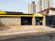 Casa comercial com piscina e sobrado nos fundos