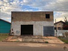 Casa com salão comercial na frente