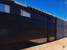 Casa com suíte e espaço lateral