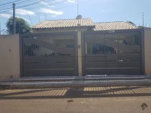 Casa grande com piscina