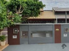 Belíssima casa com terreno nos fundos