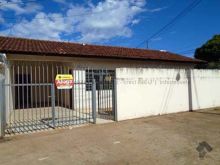 Casa residencial de esquina com 03 dormitórios