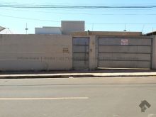 Bela casa com amplo terreno