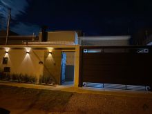 Casa nova com armários e aquecedor solar