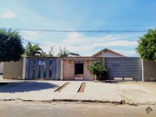 Casa com 5 quartos sendo 2 apartamento - salão de festas