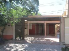 Casa bem localizada com 3 suítes