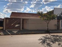 Excelente casa com amplo quintal