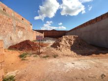 Terreno no asfalto pronto para construir