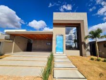 Maravilhosa casa térrea com piscina e 03 suítes