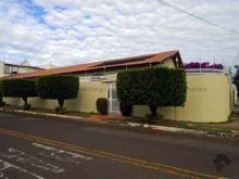 Casa residencial rica em armários