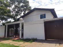 Casa comercial com piscina