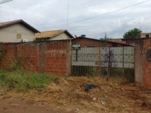 Terreno no Girassóis com imóvel inacabado