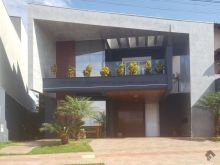 Moderno sofisticado e piscina aquecida com cascata