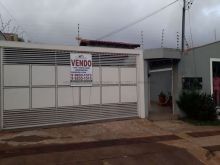 Com armários e piscina