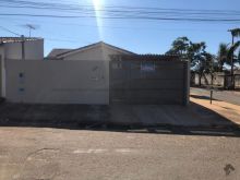 Casa com quintal - aceita financiamento - esquina