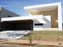 Casa de esquina com amplo terreno no Alphaville II