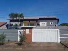 Ótimo sobrado com amplo terreno