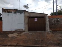 Terreno de esquina com 2 casas