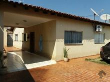 Excelente casa com piscina e 2 suítes