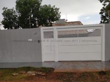 Residência com armários e quintal