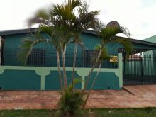 Alugo casa com 3 quartos