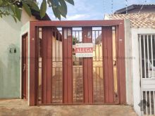 Casa com garagem em condomínio